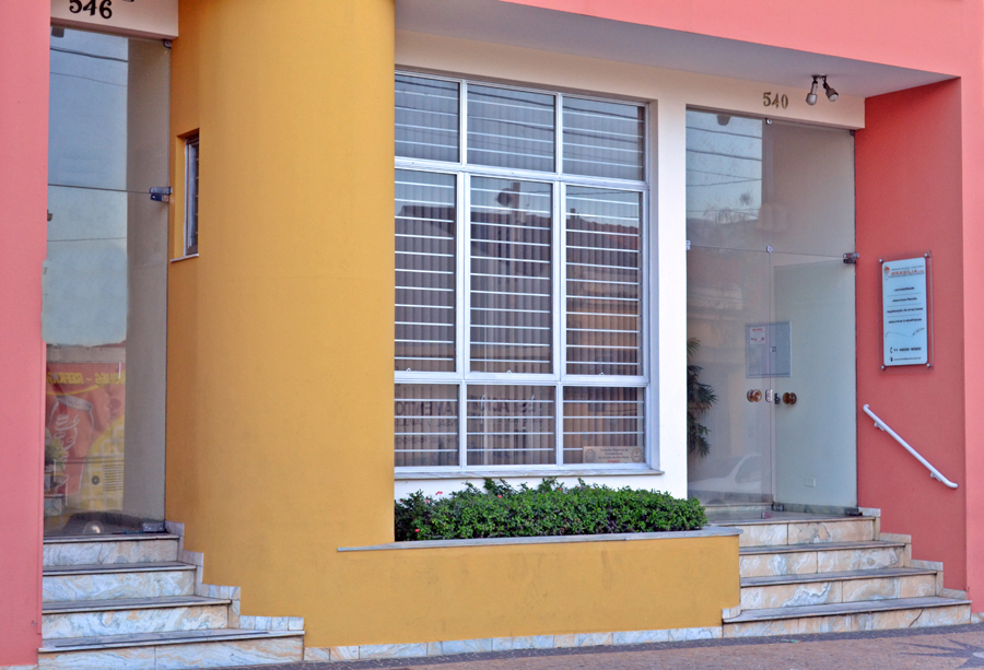 Fachada da Organização Contábil Brasília em Salto/SP, prédio laranja com portas de vidro